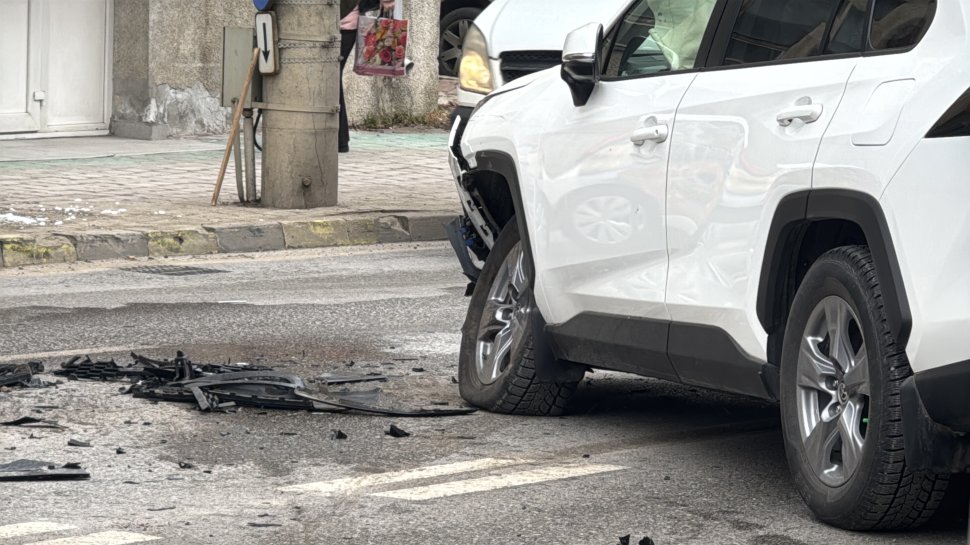 Bulevardul Ana Ipătescu, scena unui nou accident rutier cu două mașini implicate 8299