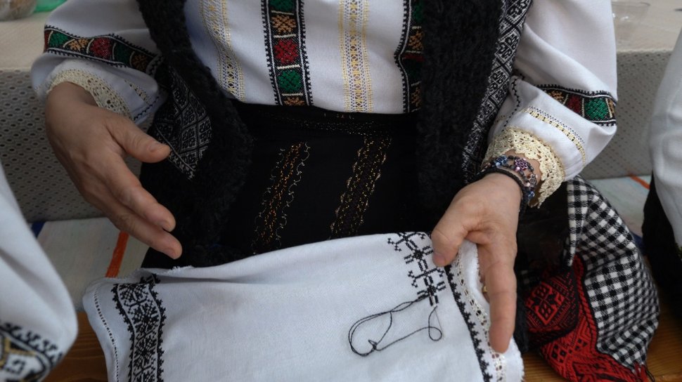 Șezătoarea vicovenilor: fusul toarce, cântecul răsună, tradiția dăinuie! 8359