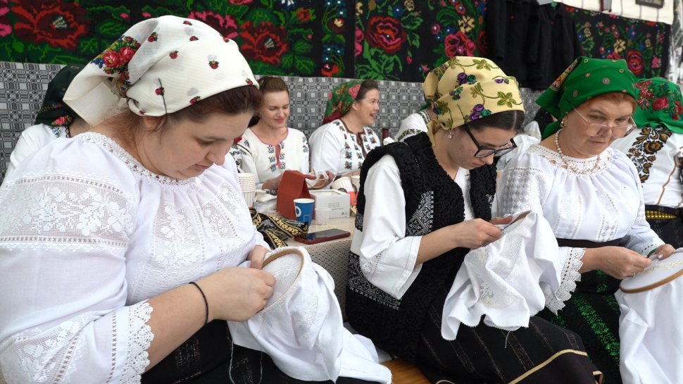 Șezătoarea vicovenilor: fusul toarce, cântecul răsună, tradiția dăinuie! 8361