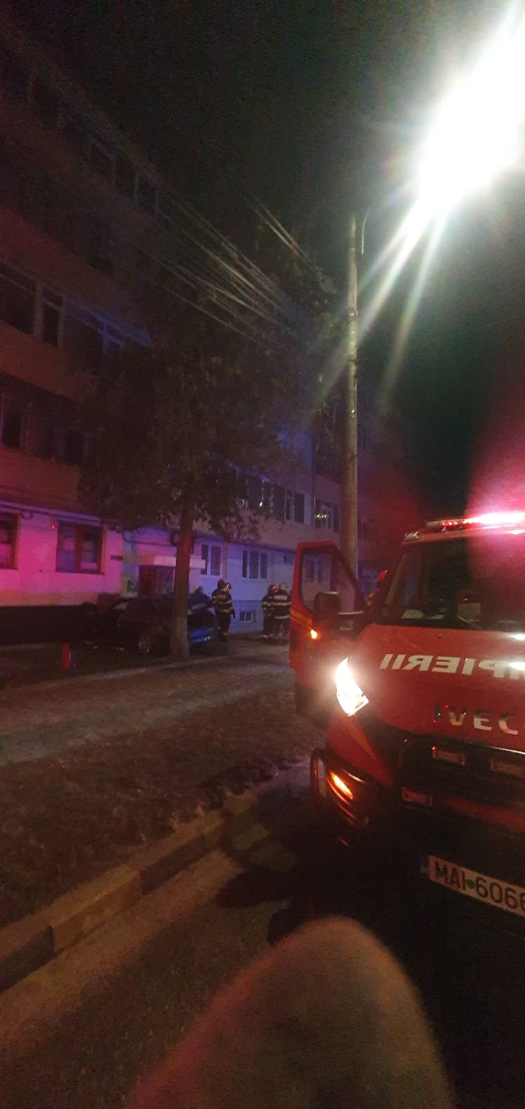 O mașină s-a oprit într-un bloc de locuințe de pe bulevardul Ana Ipătescu 8408