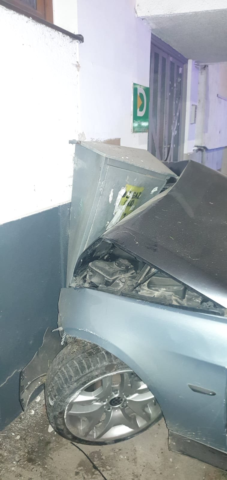 O mașină s-a oprit într-un bloc de locuințe de pe bulevardul Ana Ipătescu 8409