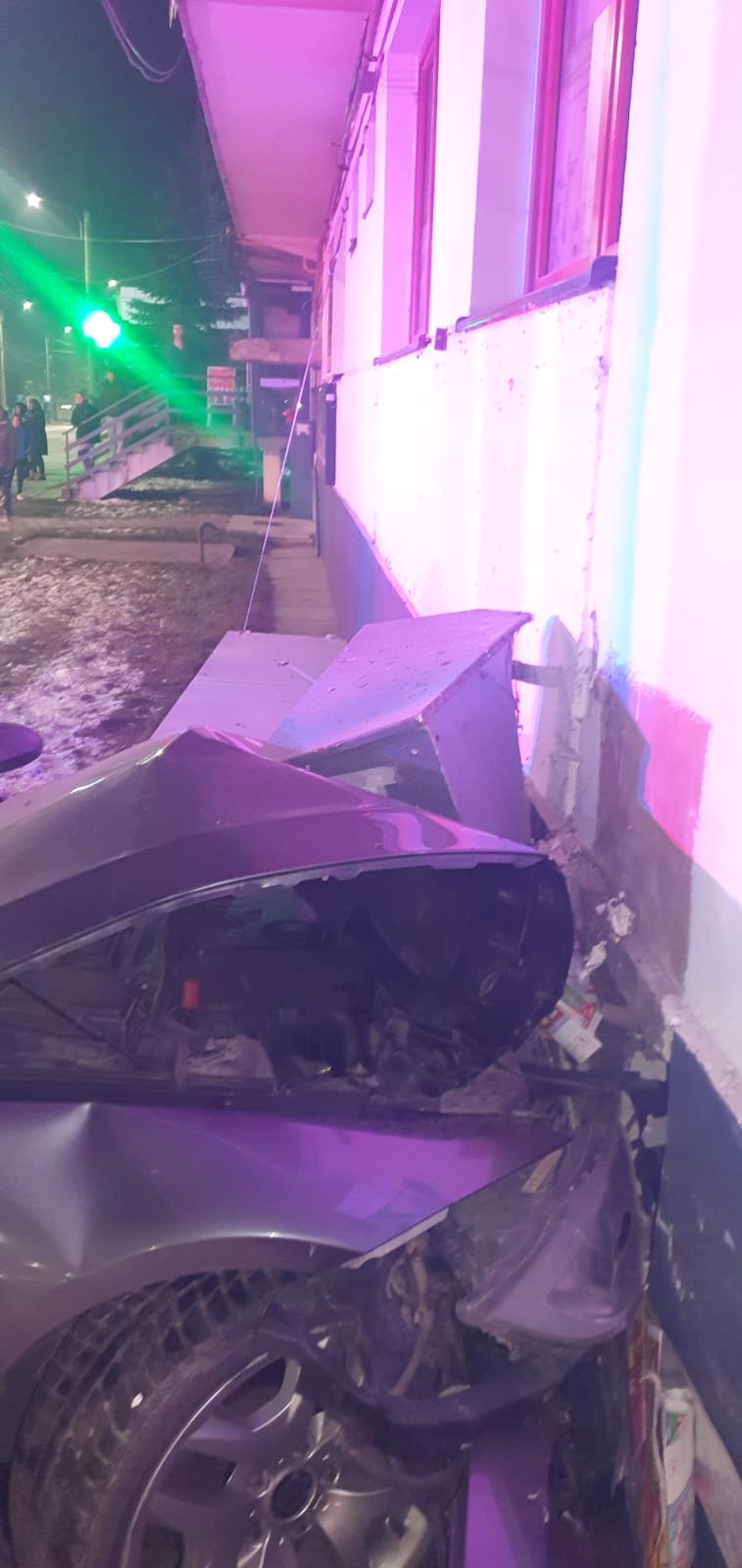 O mașină s-a oprit într-un bloc de locuințe de pe bulevardul Ana Ipătescu 8410