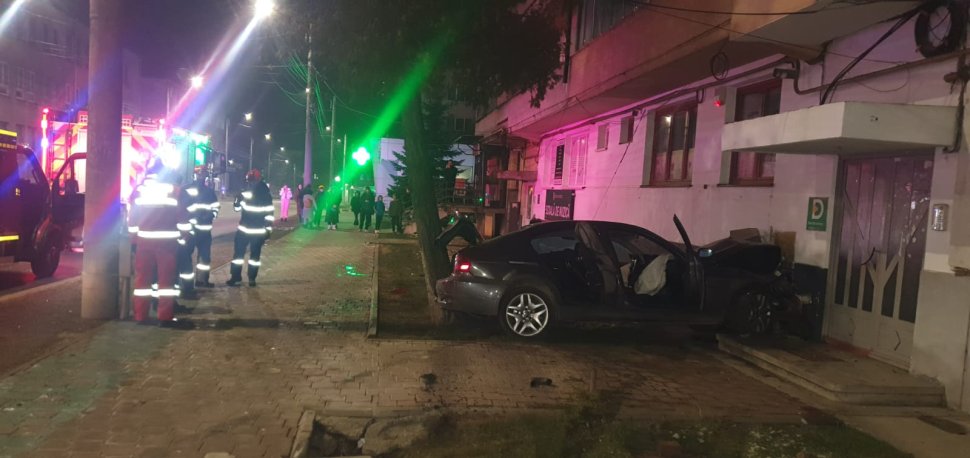 O mașină s-a oprit într-un bloc de locuințe de pe bulevardul Ana Ipătescu 8411