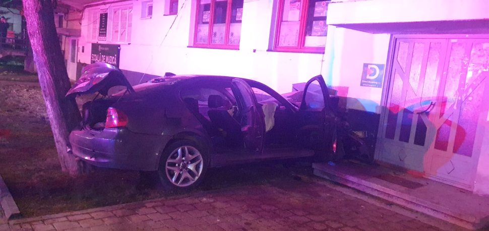 O mașină s-a oprit într-un bloc de locuințe de pe bulevardul Ana Ipătescu 8412