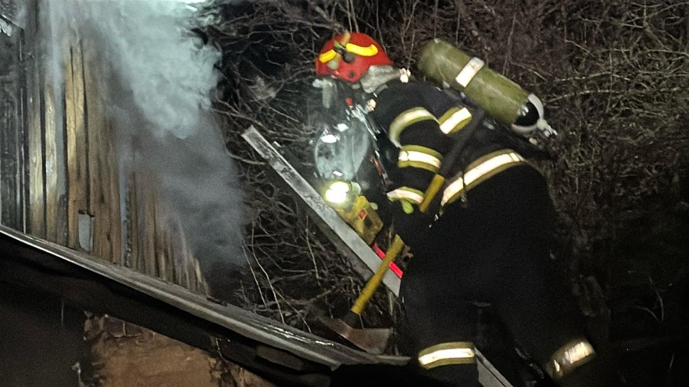 Un incendiu puternic a mistuit casa unei familii din comuna Boroaia 8416
