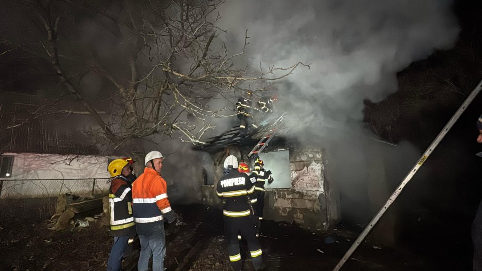 Un incendiu puternic a mistuit casa unei familii din comuna Boroaia 8417