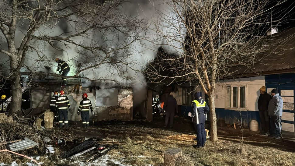 Un incendiu puternic a mistuit casa unei familii din comuna Boroaia 8418