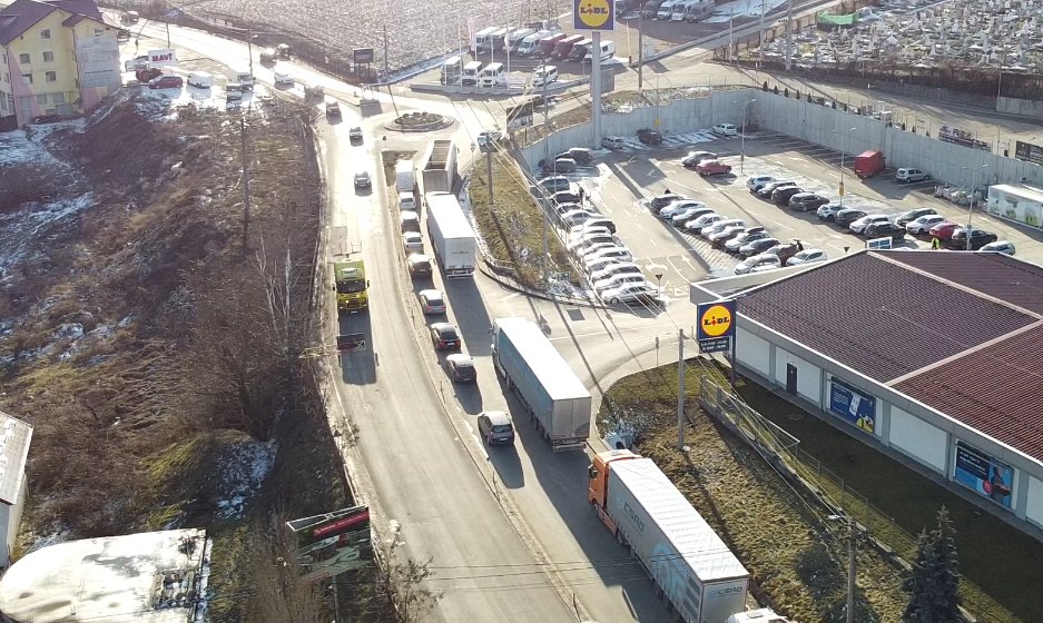 Trafic paralizat sâmbătă în municipiul Fălticeni, din cauza unui tir defect 8450