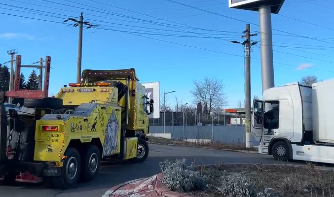 Trafic paralizat sâmbătă în municipiul Fălticeni, din cauza unui tir defect 8451