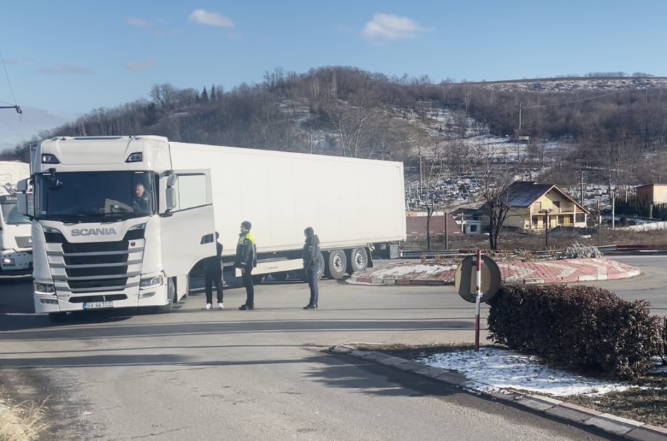 Trafic paralizat sâmbătă în municipiul Fălticeni, din cauza unui tir defect 8452
