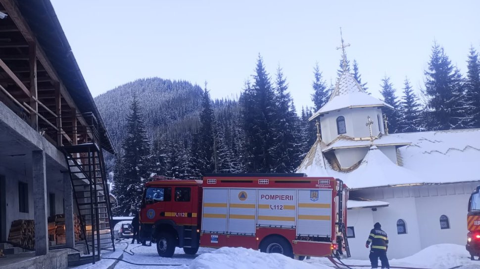 Incendiu la un schit din Poiana Negri 8518