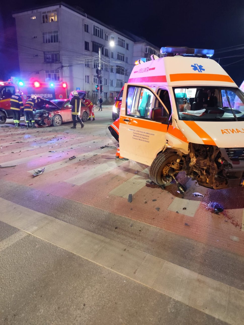 O ambulanță și un autoturism au fost implicate într-un accident pe un bulevard din Suceava 8542
