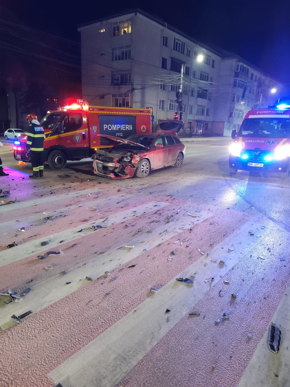 O ambulanță și un autoturism au fost implicate într-un accident pe un bulevard din Suceava 8543