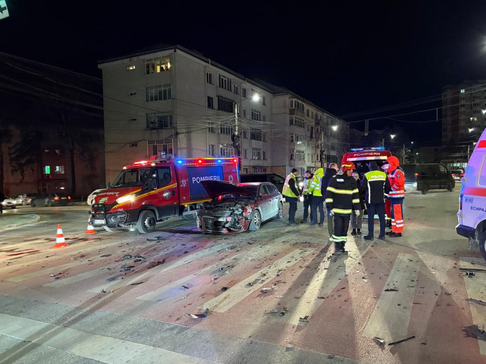O ambulanță și un autoturism au fost implicate într-un accident pe un bulevard din Suceava 8544
