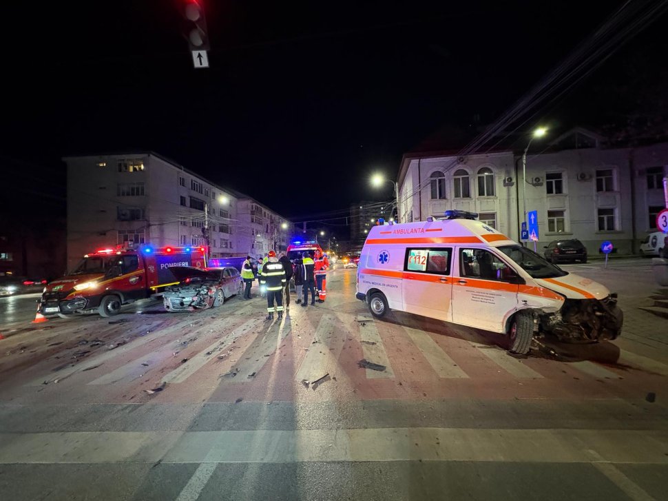 O ambulanță și un autoturism au fost implicate într-un accident pe un bulevard din Suceava 8545