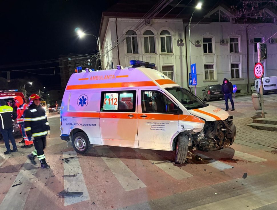 O ambulanță și un autoturism au fost implicate într-un accident pe un bulevard din Suceava 8546