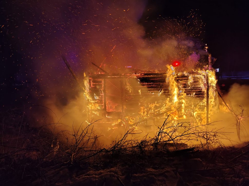 Incendiu devastator la o locuință din Neagra Șarului 8576