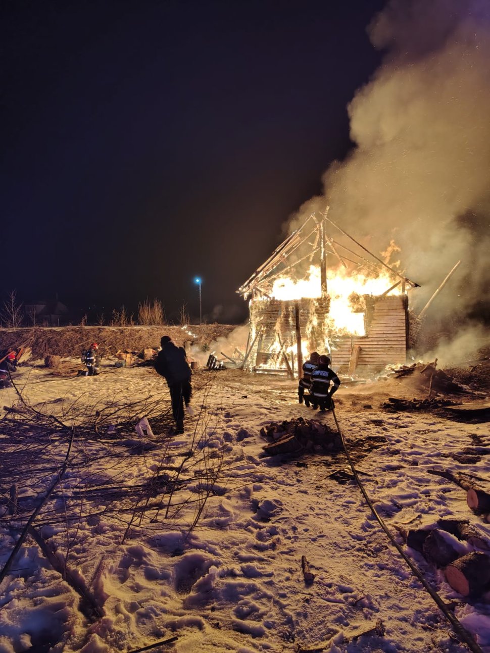 Incendiu devastator la o locuință din Neagra Șarului 8578