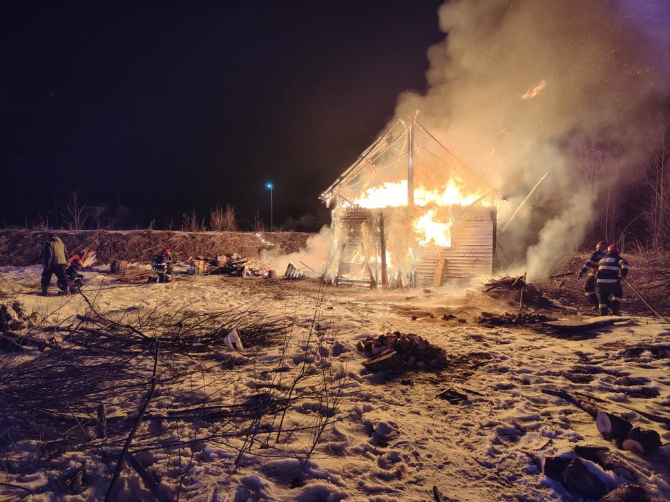 Incendiu devastator la o locuință din Neagra Șarului 8581