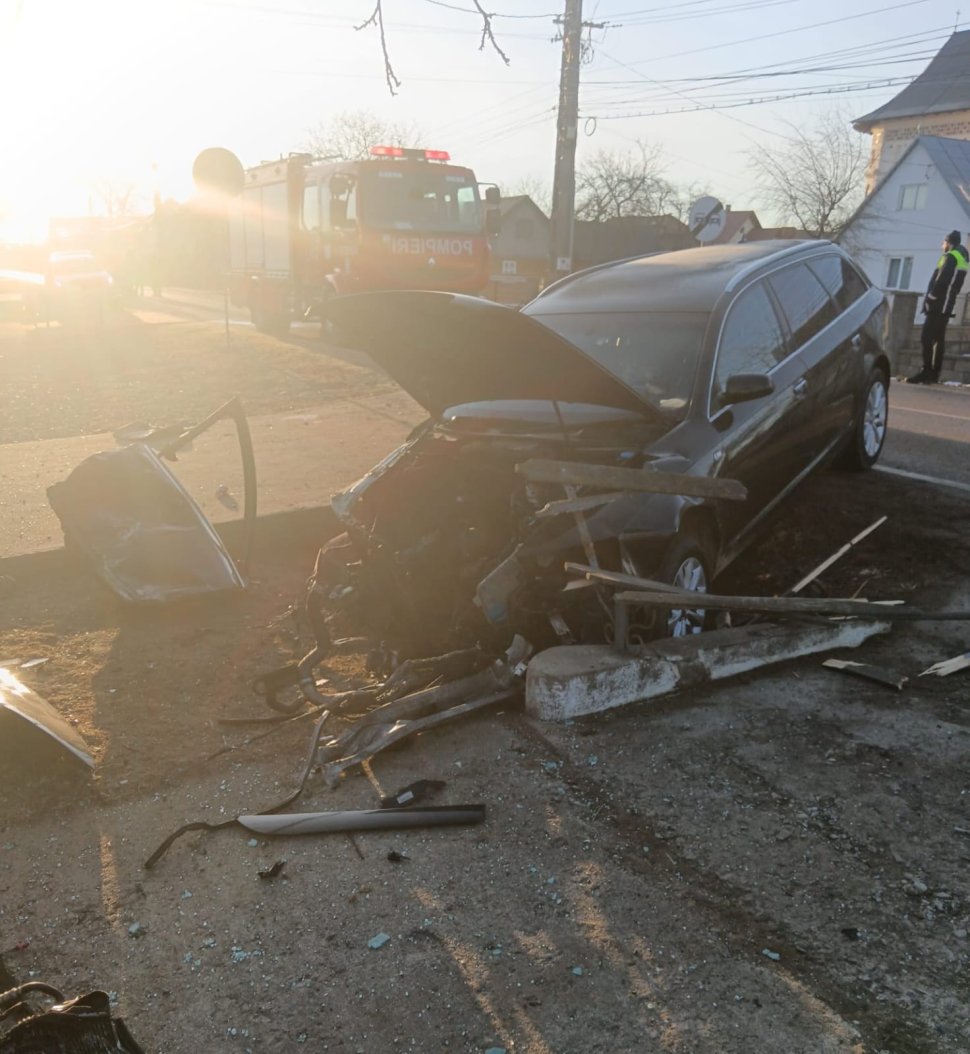 Șofer transportat la spital, mașină distrusă într-un accident la Vicovu de Sus 8611