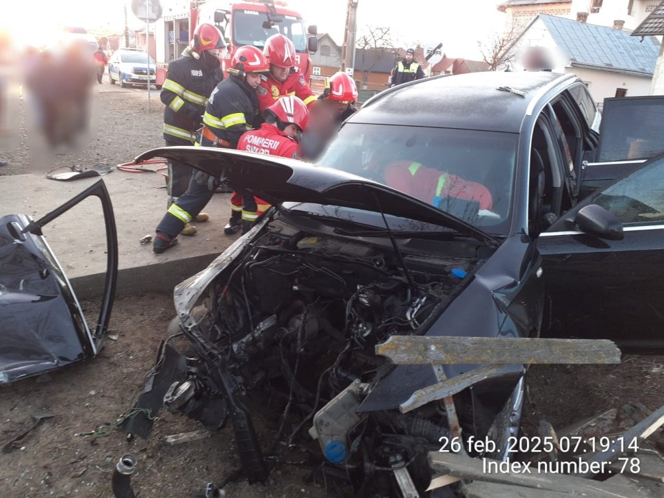Șofer transportat la spital, mașină distrusă într-un accident la Vicovu de Sus 8613