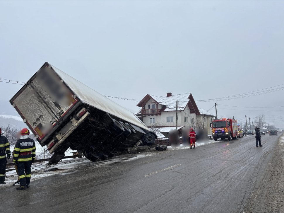 Două persoane au scăpat nevătămate după ce TIR-ul în care se aflau s-a răsturnat în afara părții carosabile