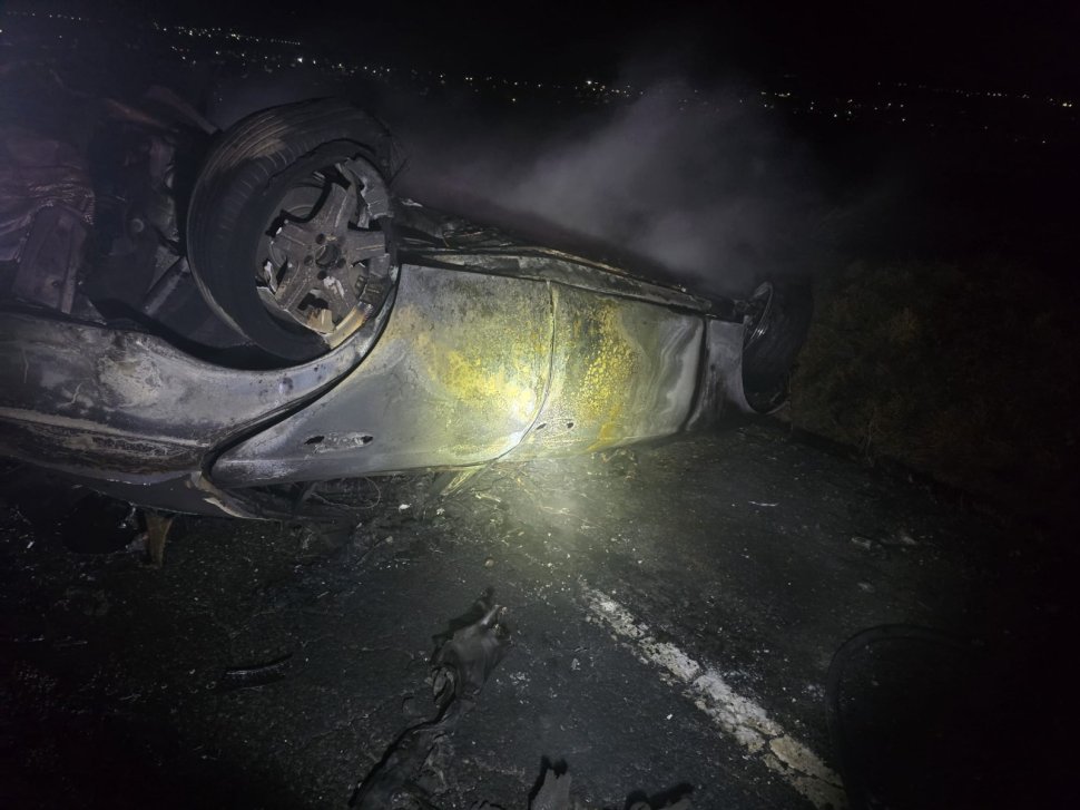 Două mașini cuprinse de flăcări în weekend, din cauza unor defecțiuni electrice 8824