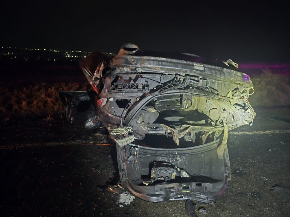 Două mașini cuprinse de flăcări în weekend, din cauza unor defecțiuni electrice 8825