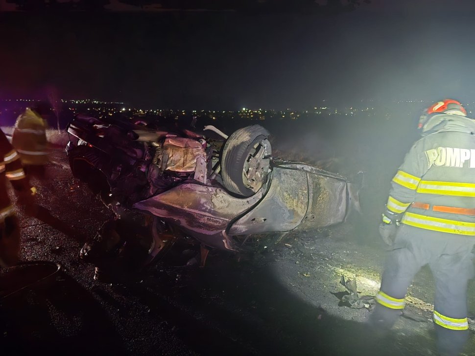 Două mașini cuprinse de flăcări în weekend, din cauza unor defecțiuni electrice 8826