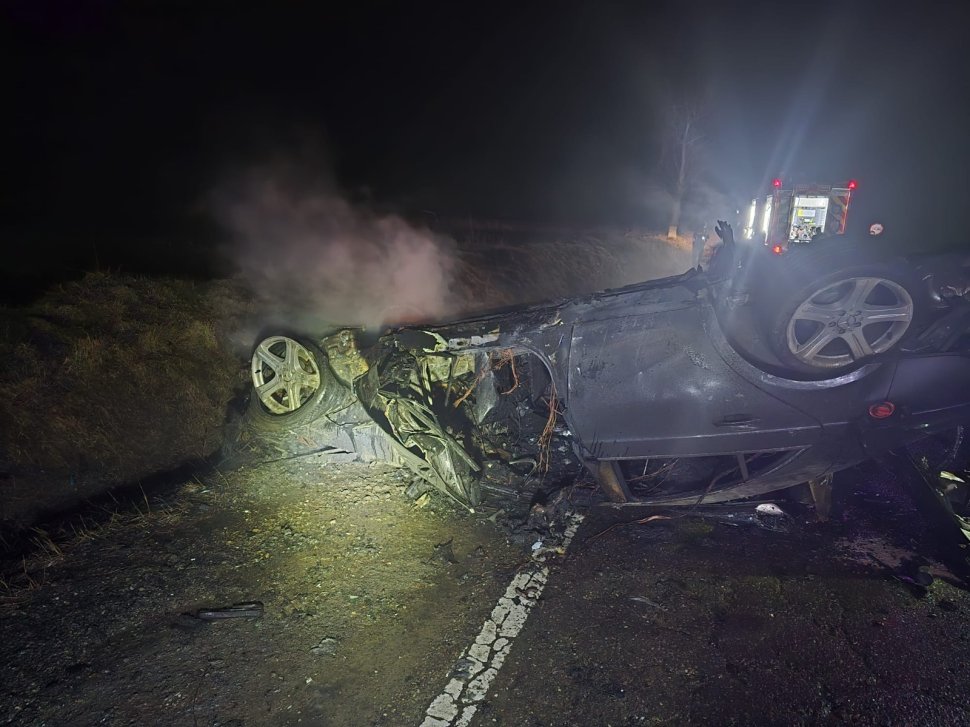 Două mașini cuprinse de flăcări în weekend, din cauza unor defecțiuni electrice 8827