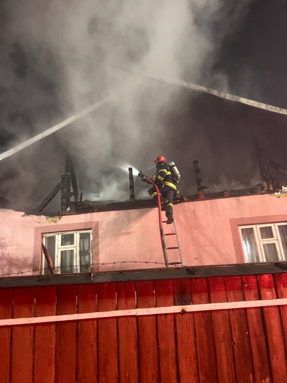Un incendiu puternic a cuprins o gospodărie din Dolheștii Mici în toiul nopții 8841