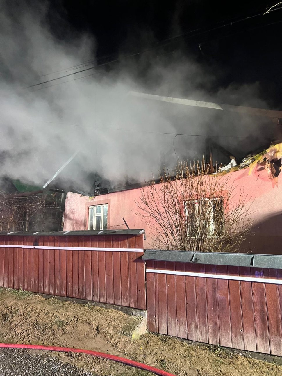 Un incendiu puternic a cuprins o gospodărie din Dolheștii Mici în toiul nopții 8842