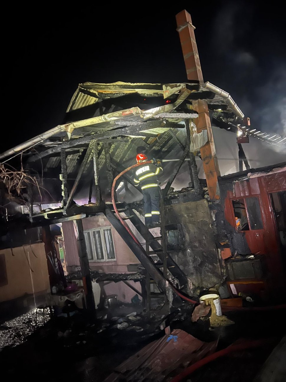 Un incendiu puternic a cuprins o gospodărie din Dolheștii Mici în toiul nopții