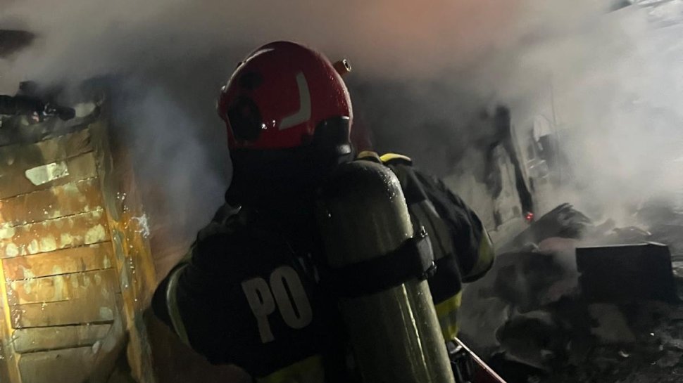 Un incendiu puternic a cuprins o gospodărie din Dolheștii Mici în toiul nopții 8848