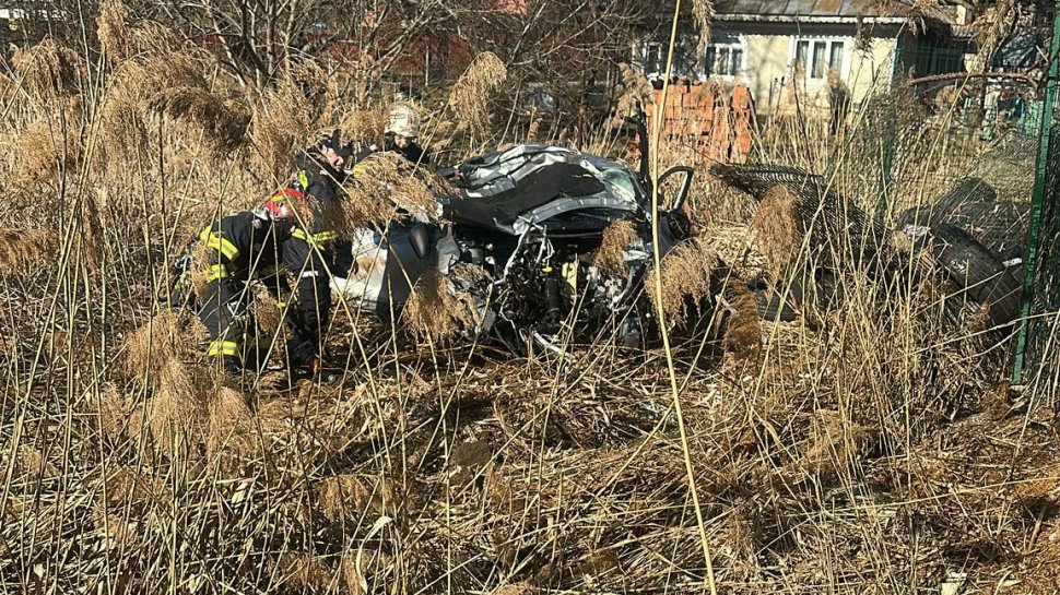 Șofer transportat de urgență la spital, după ce a plonjat cu mașina într-o curte 8904