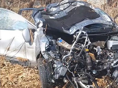 Șofer transportat de urgență la spital, după ce a plonjat cu mașina într-o curte 8905