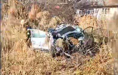 Șofer transportat de urgență la spital, după ce a plonjat cu mașina într-o curte 8906