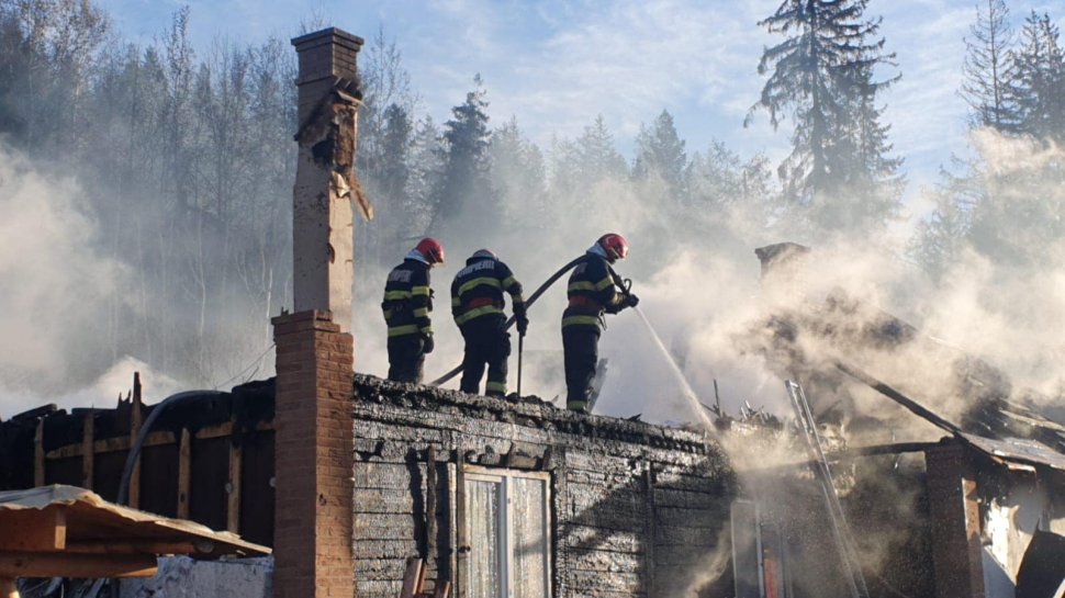 Gospodărie făcută scrum în Straja - pompierii au luptat ore întregi cu flăcările 8987