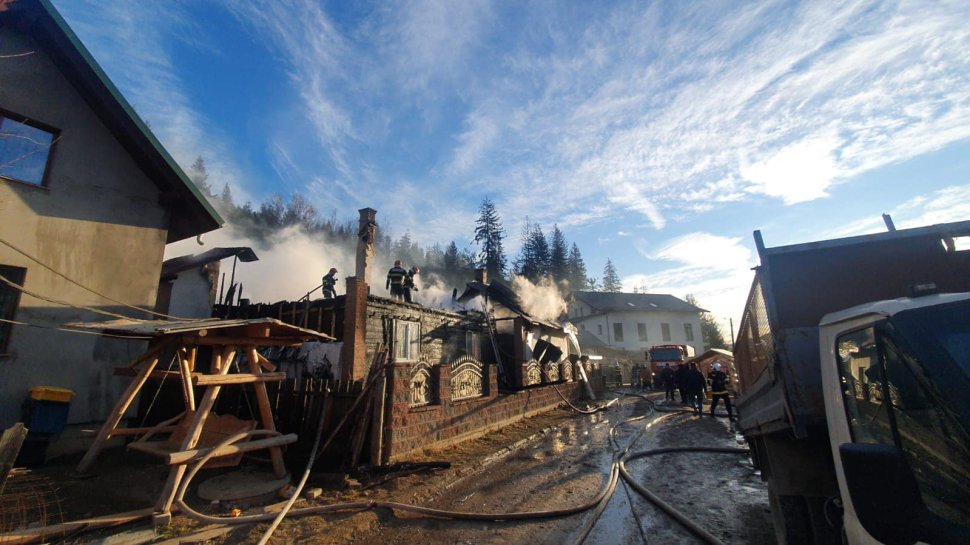 Gospodărie făcută scrum în Straja - pompierii au luptat ore întregi cu flăcările 8988