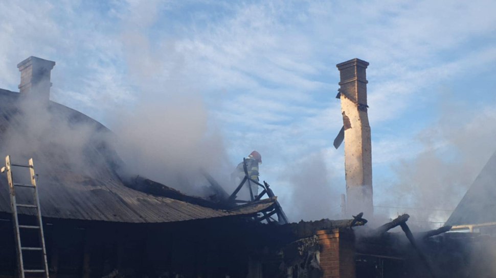 Gospodărie făcută scrum în Straja - pompierii au luptat ore întregi cu flăcările 8989