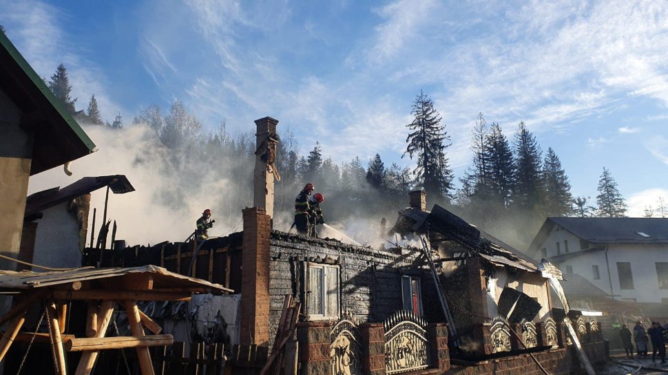 Gospodărie făcută scrum în Straja - pompierii au luptat ore întregi cu flăcările 8990