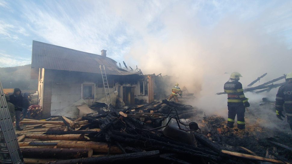 Gospodărie făcută scrum în Straja - pompierii au luptat ore întregi cu flăcările 8991