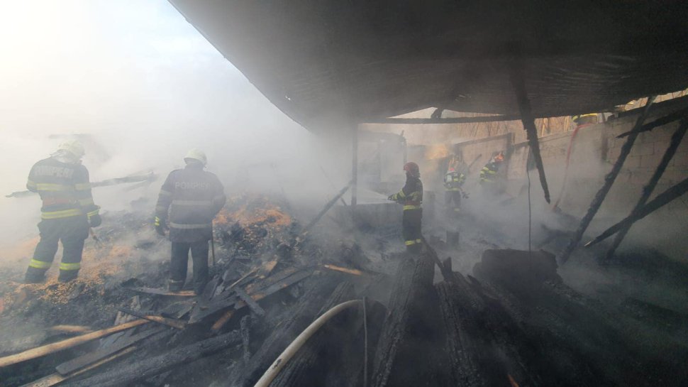 Gospodărie făcută scrum în Straja - pompierii au luptat ore întregi cu flăcările 8993