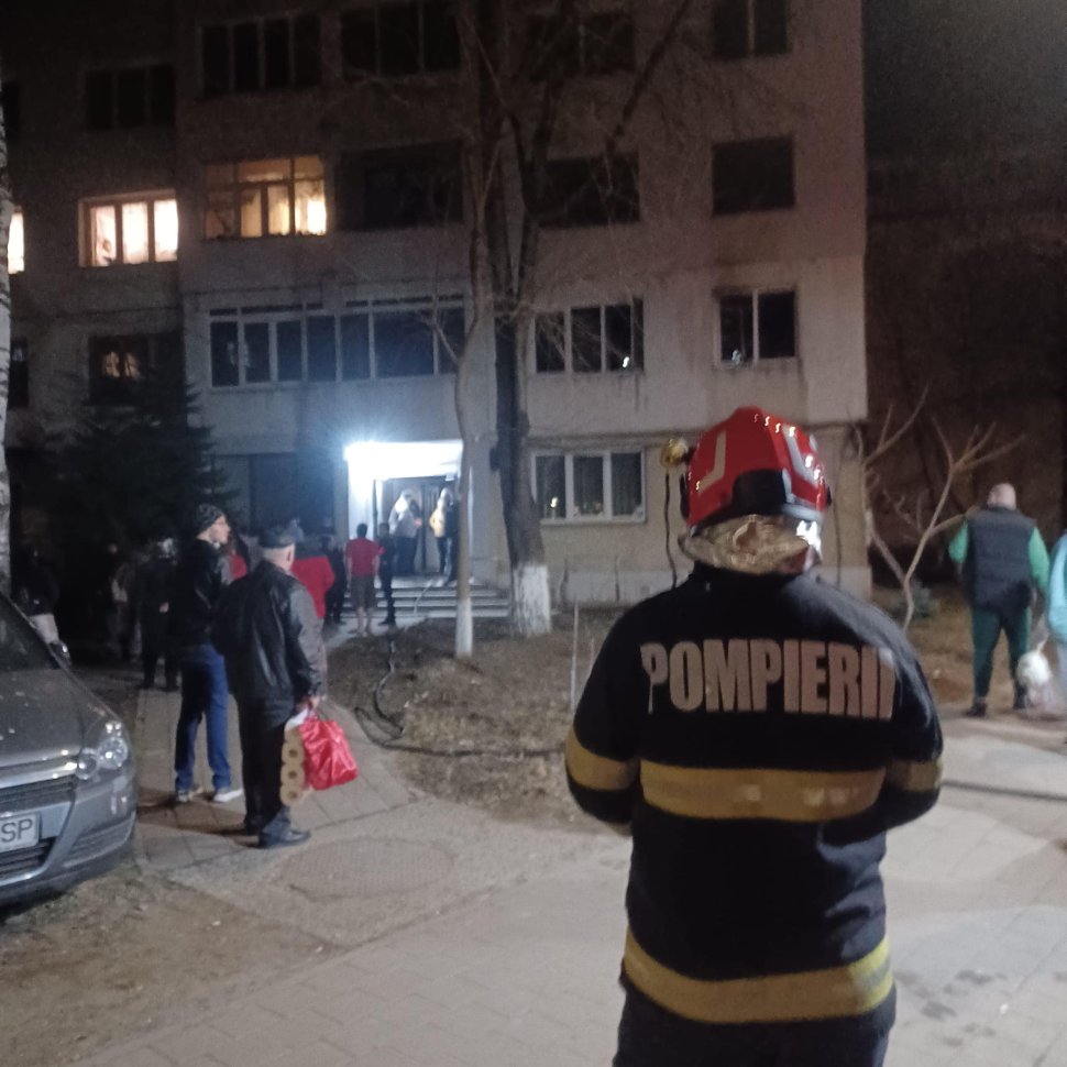 Alertă într-un bloc din municipiul Suceava, după izbucnirea unui incendiu într-un apartament