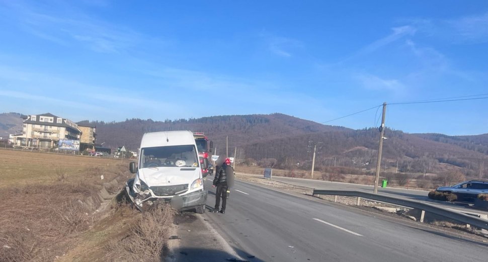 Impact între o dubă și o mașină, la ieșire din Gura Humorului 9022