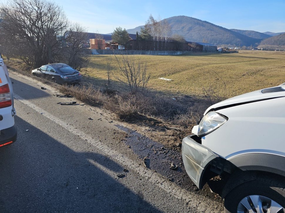 Impact între o dubă și o mașină, la ieșire din Gura Humorului