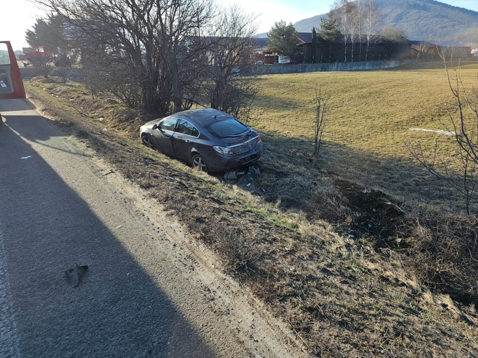 Impact între o dubă și o mașină, la ieșire din Gura Humorului 9024