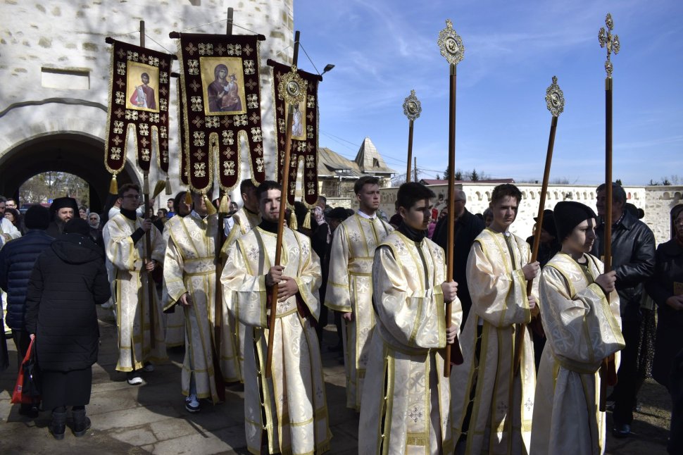 Tinerii ATOS la Procesiunea de la Mănăstirea „Sf. Ioan cel Nou de la Suceava", în Duminica Ortodoxiei