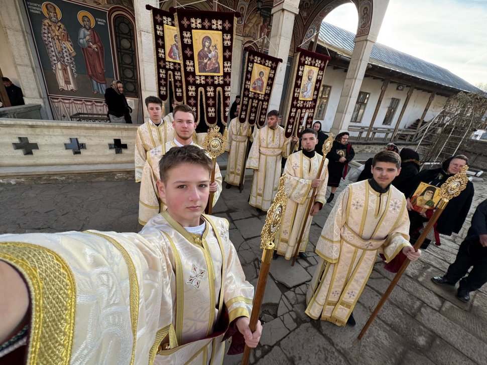 Tinerii ATOS la Procesiunea de la Mănăstirea „Sf. Ioan cel Nou de la Suceava", în Duminica Ortodoxiei 9037