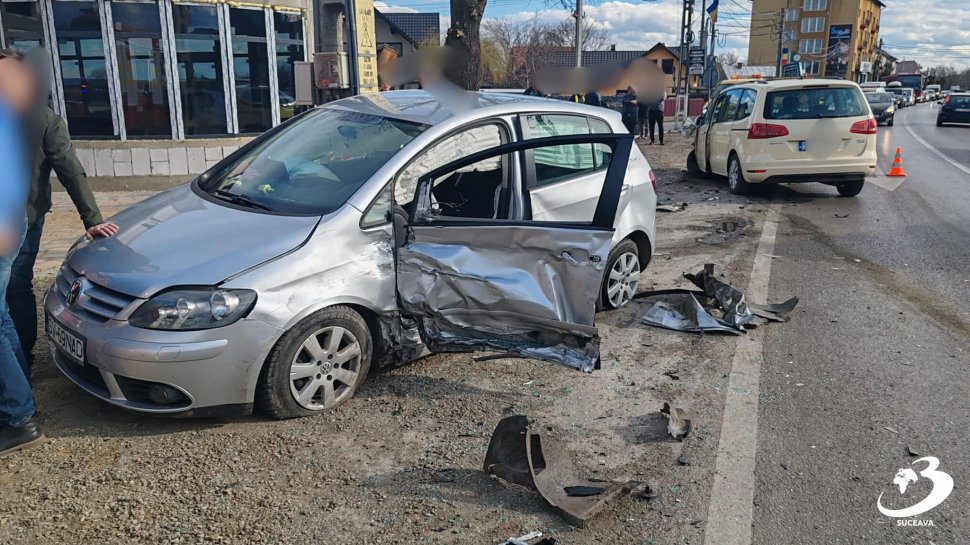 Cinci persoane rănite într-un accident cu trei autoturisme, la Milișăuți